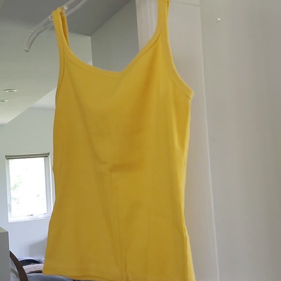 5 Tank Tops Size Medium (1 is a 10) - Picture 5 of 12